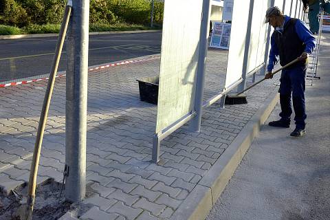 Oprava rezivějících přístřešků pro cestující na autobusovém nádraží v Berouně.