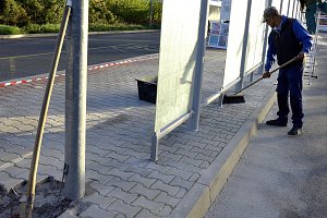 Oprava rezivějících přístřešků pro cestující na autobusovém nádraží v Berouně.