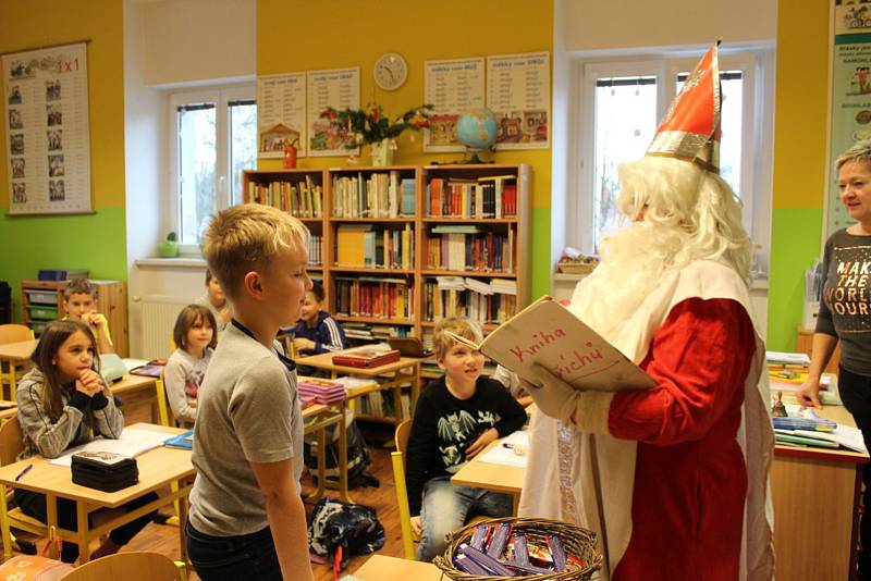 V Základní škole Vráž měli v úterý mikulášskou nadílku. Děti, co neměly čisté svědomí, se čerta bály. Někteří školáci i uronili slzičku.