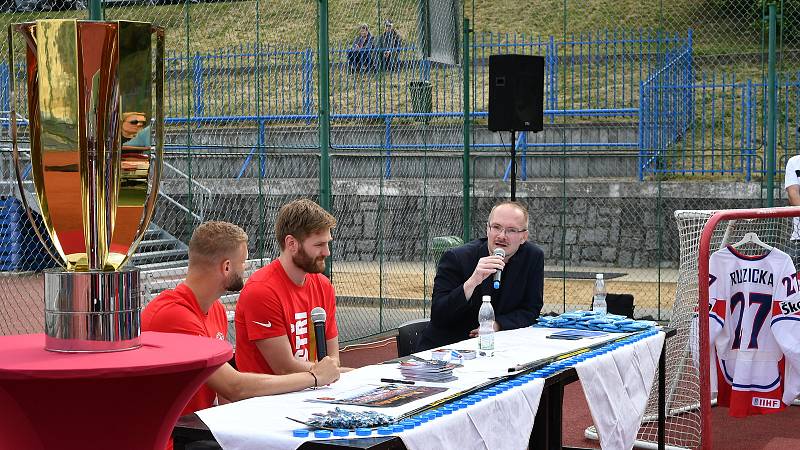 Hokejista Třince Martin Růžička s pohárem mistrů doma v Berouně.