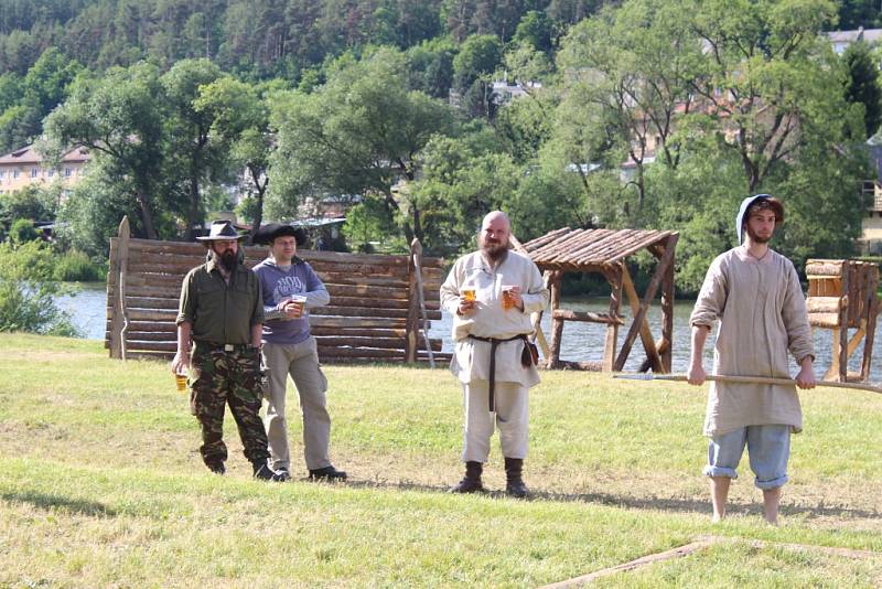 Letošní ročník Velké bitvy v Nižboru, který se konal v sobotu na prostranství Panské louky u řeky Berounky, přinesl přenesl návštěvníky nejen do středověku, ale i do období druhé světové války.