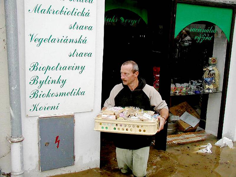 Povodeň před patnácti lety připravila tisíce lidí nejen o domov, ale i o práci. Podnikatelé i obchodníci museli nejprve několik týdnů své obchody i restaurace vyklízet, než je mohli znovu otevřít.Foto: Romana Šimková a archiv deníku