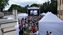Oblíbený Letní festival plný kulinářských specialit  a doplněný příjemnou hudbou se opět po roce uskutečnil v zahradě Kladenského zámku. Pochoutky i mediální hvězdy přilákali do areálu na setkání opět mnoho návštěvníků z Kladna i okolí.