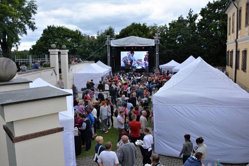 Oblíbený Letní festival plný kulinářských specialit  a doplněný příjemnou hudbou se opět po roce uskutečnil v zahradě Kladenského zámku. Pochoutky i mediální hvězdy přilákali do areálu na setkání opět mnoho návštěvníků z Kladna i okolí.