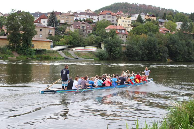 V berounském autokempu bylo o víkendu rušno. Konal se zde už 13. ročník závodů dračích lodí Berounský drak. Jeho součástí byl i Lunapark pro děti.