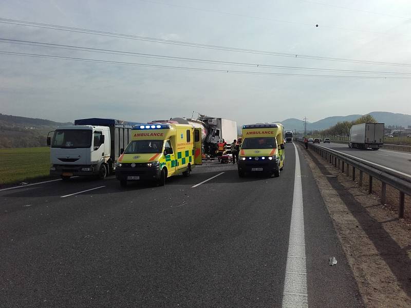 Na 30. Kilometru dálnici D5 v úterý ráno havarovala tři nákladní vozidla. Jedno z nich přepravovalo dobytek a další beton. Kvůli nehodě musela být na několik hodin dálnice ve směru na Plzeň uzavřená a řidiči z ní museli sjíždět na exitu 28 a využít objízd