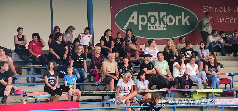 Promítání na fotbalovém stadionu králodvorských Cábelíků.