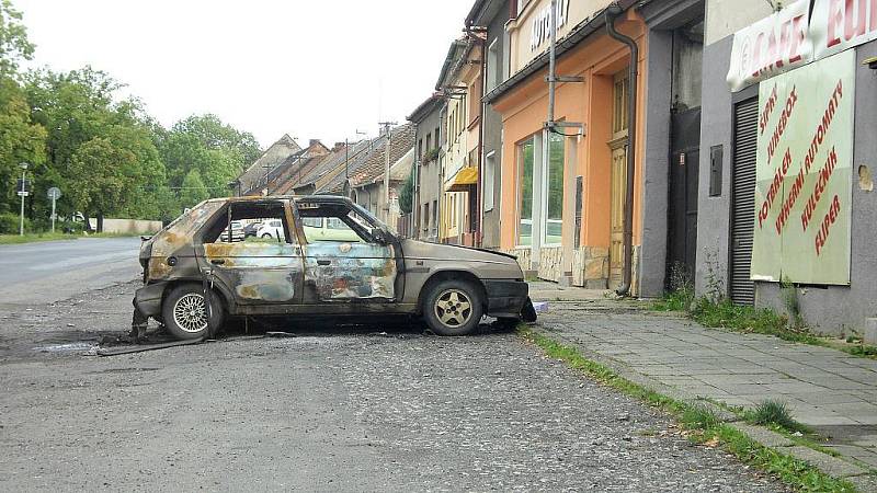 Žháři zapálili v Hostomicích v sobotu 28. srpna další vůz