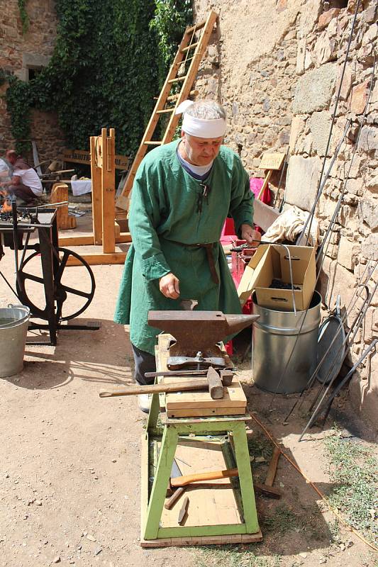 Stovky lidí a zejména rodiny s dětmi vyrazily v sobotu na hrad Točník, kde se konal další ročník akce Oživlá historie.