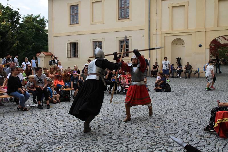 Ze šermířského setkání na zámku Nižbor.