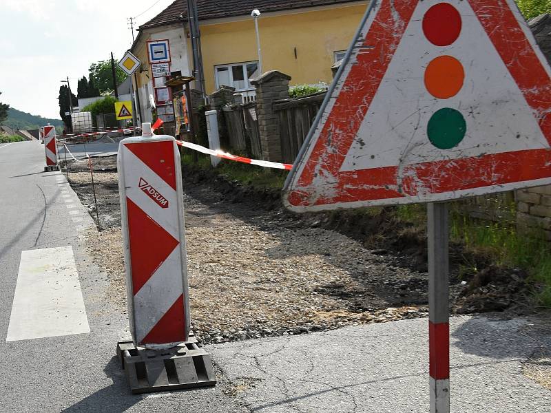 Střední Čechy (15. 6. 2018) – Dopravní značení u rekonstruovaného chodníku ve Vráži na Berounsku – směrové tabule.