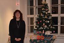 Ilona Voráčková u úvodní expozice s vánočním stromkem a čokoládovými kolekcemi, některé byly dokonce zakoupeny v Tuzexu.