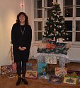 Ilona Voráčková u úvodní expozice s vánočním stromkem a čokoládovými kolekcemi, některé byly dokonce zakoupeny v Tuzexu.