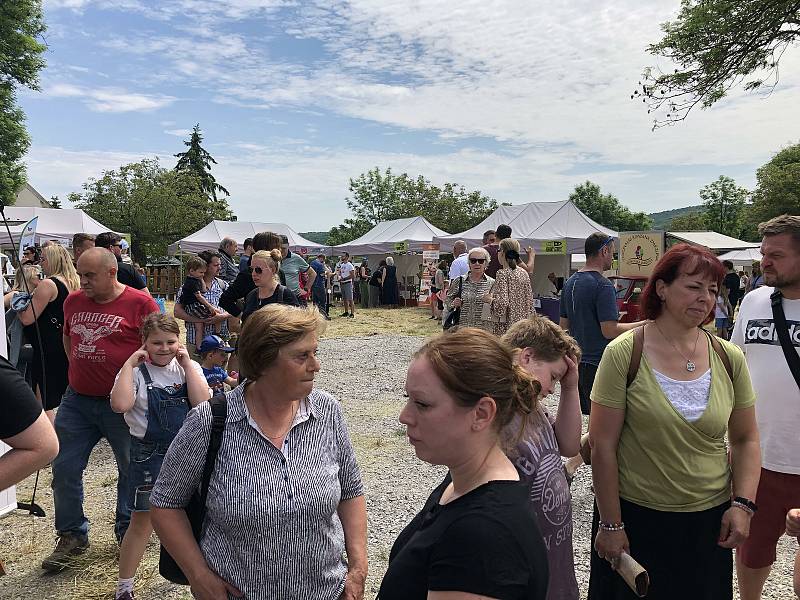 Tetínské farmářské trhy na Koledníku.