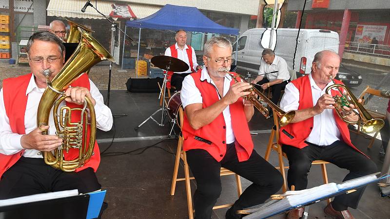 Odpoledne u Hvězdy s dechovou a cimbálovou muzikou, Beroun.