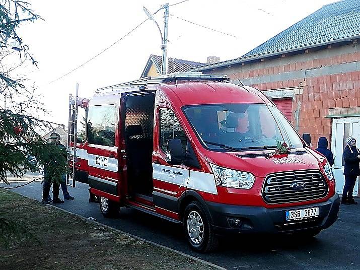 Hasiči ze Lhotky u Lochovic získali nové zásahové vozidlo