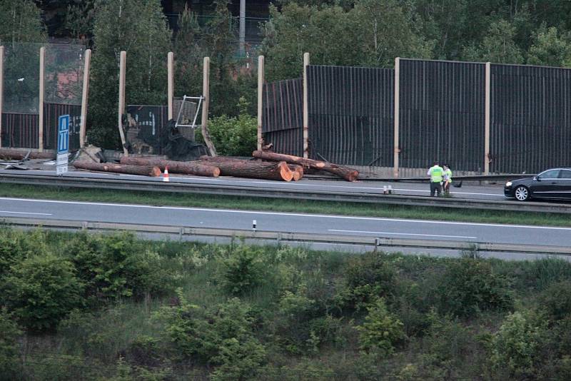 Na dálnici D5 se převrátil kamion. Vysypané klády zablokovaly dálnici a prorazily protihlukovou stěnu