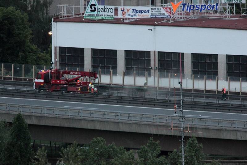 Na dálnici D5 se převrátil kamion. Vysypané klády zablokovaly dálnici a prorazily protihlukovou stěnu