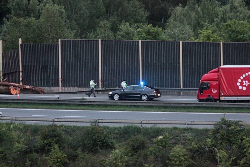 Na dálnici D5 se převrátil kamion. Vysypané klády zablokovaly dálnici a prorazily protihlukovou stěnu