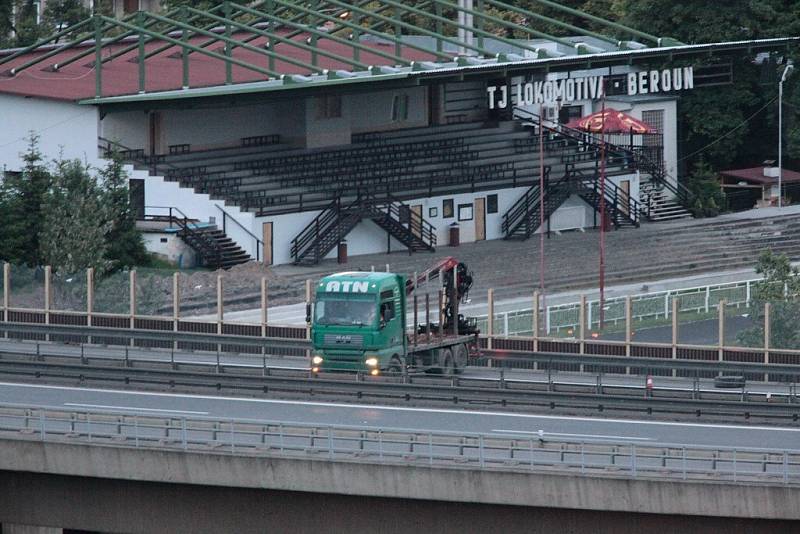 Na dálnici D5 se převrátil kamion. Vysypané klády zablokovaly dálnici a prorazily protihlukovou stěnu