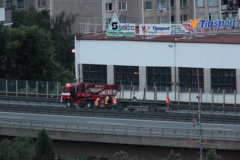 Na dálnici D5 se převrátil kamion. Vysypané klády zablokovaly dálnici a prorazily protihlukovou stěnu