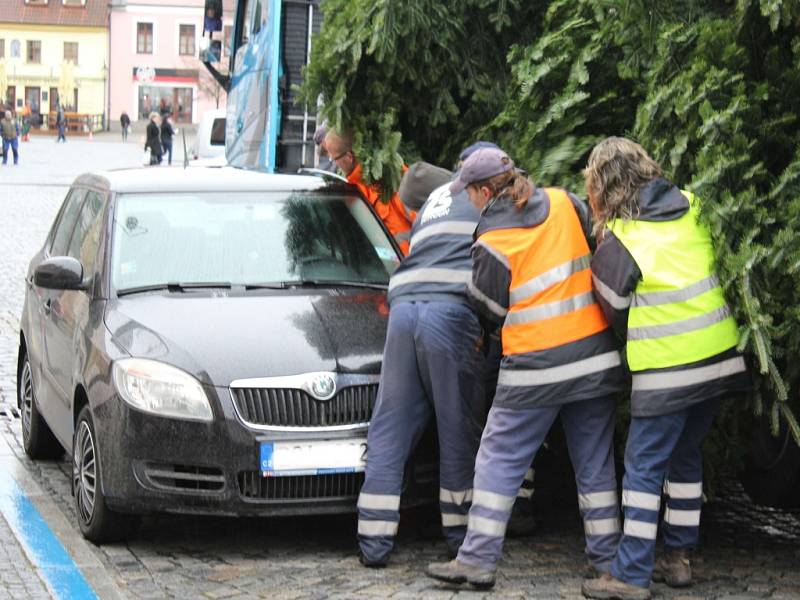 Dopravu vánočního stromu komplikovali neukáznění řidiči 