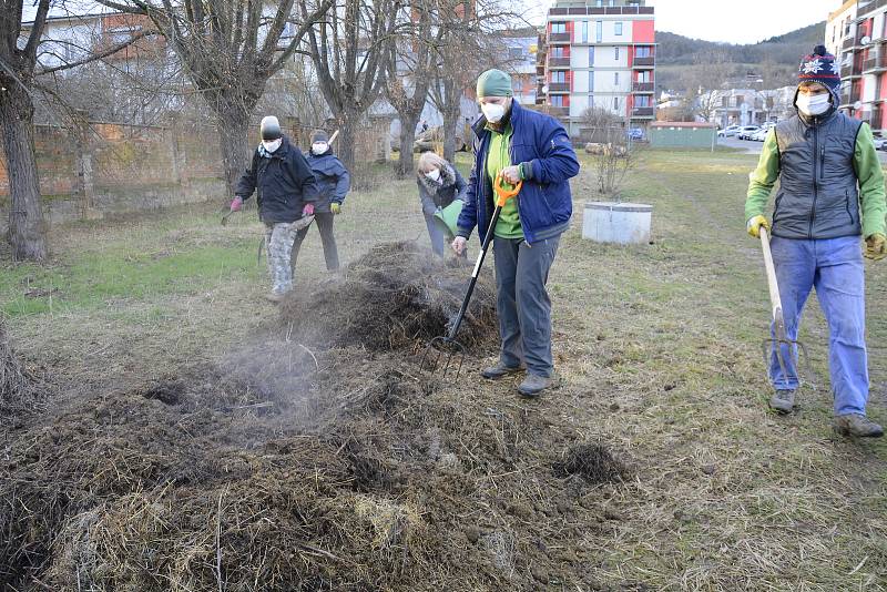 Práce na horkém kompostu.