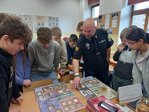 Strážník Alexandr Scherber varoval žáky Jungmannovy základní školy v Berouně před užíváním drog.