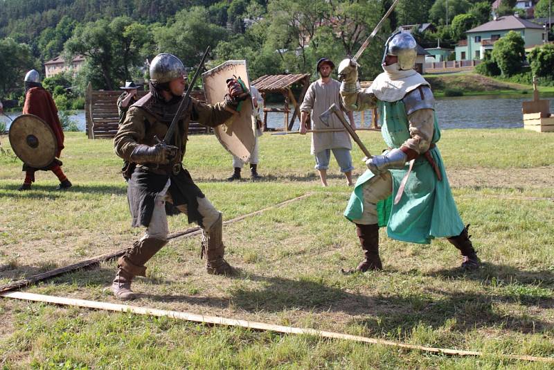 Letošní ročník Velké bitvy v Nižboru, který se konal v sobotu na prostranství Panské louky u řeky Berounky, přinesl přenesl návštěvníky nejen do středověku, ale i do období druhé světové války.