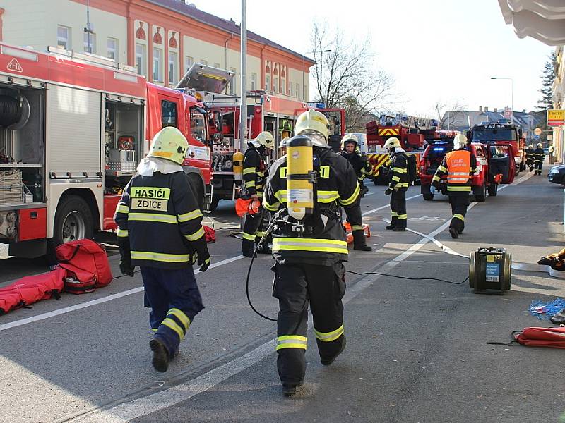 Požár ve Společenském domě Plzeňka byl jen námětem pro cvičení integrovaného záchranného systému. 