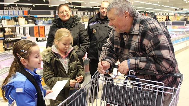 Bezpečnostní policejní akce v obchodním domě Lidl v Berouně.