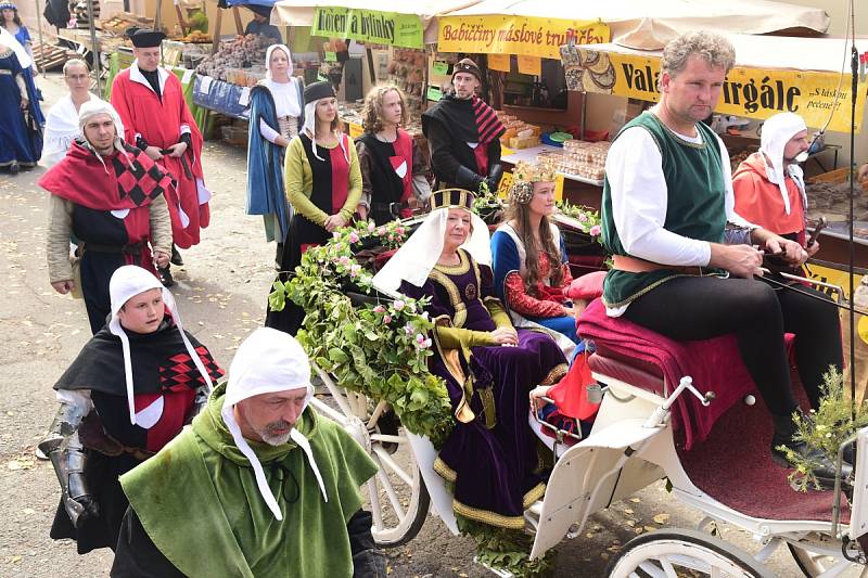 Z císařského průvodu v rámci Karlštejnského vinobraní.