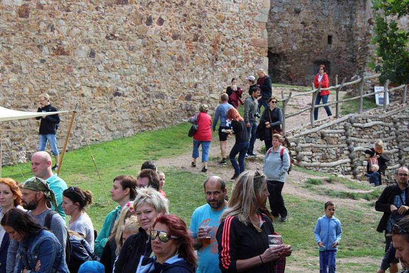 Šermířská utkání z drsného středověku, dobové stánky a další historické zajímavosti si v sobotu užili návštěvníci hradu Točník. 