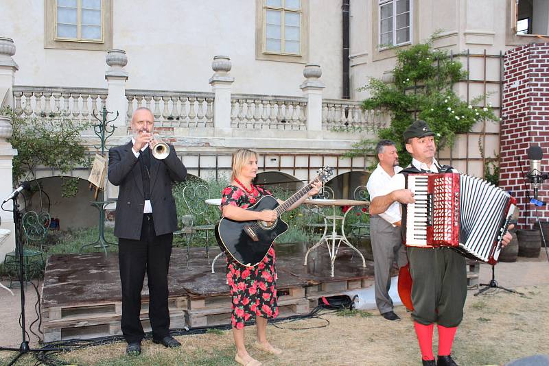 V zahradě zámku v Mníšku pod Brdy se v podání zadnotřebaňských ochotníků uskutečnila další derniéra muzikálu Postřižiny.