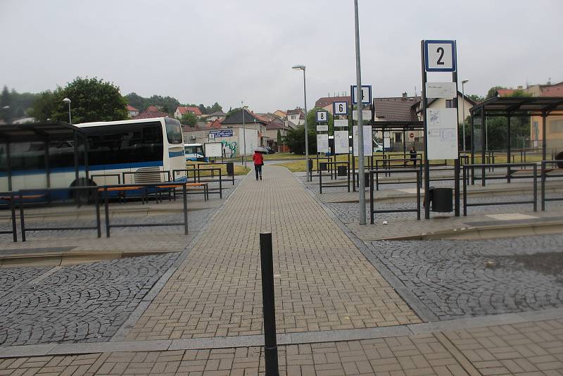 Hořovické autobusové nádraží na náměstí Boženy Němcové.