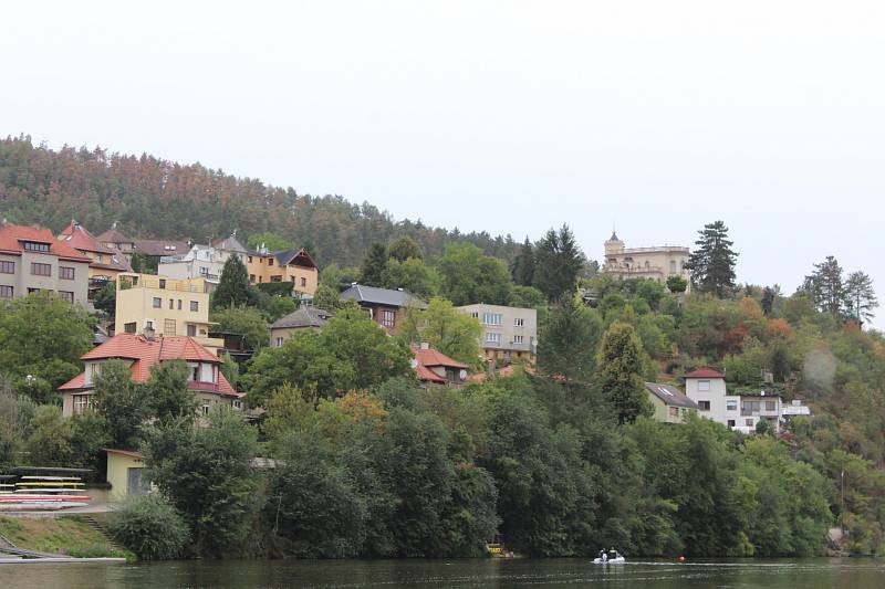 V berounském autokempu bylo o víkendu rušno. Konal se zde už 13. ročník závodů dračích lodí Berounský drak. Jeho součástí byl i Lunapark pro děti.