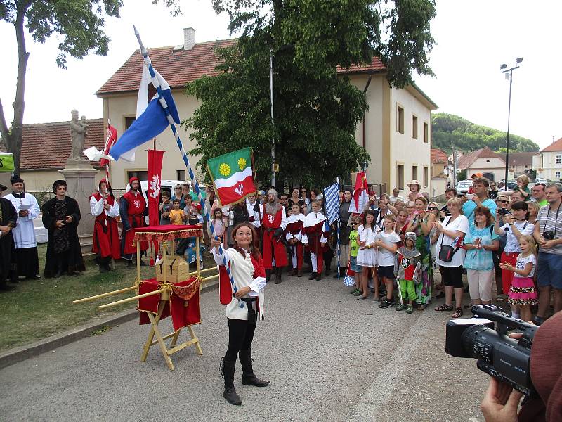 Na Tetín dorazil v sobotu 2. června průvod vévody Štěpána, další den pokračoval na Karlštejn v rámci královského průvodu.