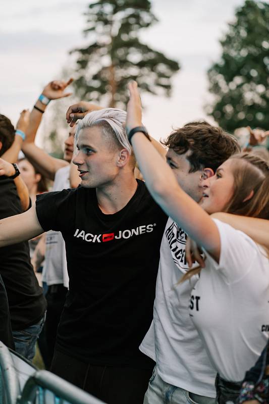 Z benefičního hudebního festivalu HudliceFest 2022.