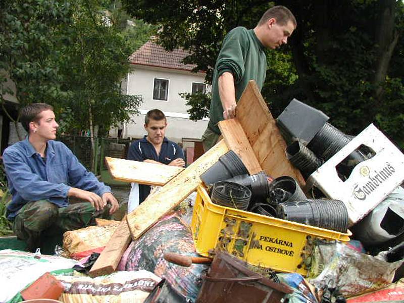 V roce 2002 sebrala rozvodněná Berounka desítkám rodin v Srbsku, Karlštejně, Nižboru i Hýskově nejen střechu nad hlavou. Mnohým z nich zůstaly jen šaty, co měli na sobě.Foto: Romana Šimková a archiv Deníku