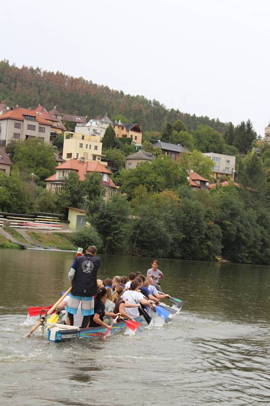 V berounském autokempu bylo o víkendu rušno. Konal se zde už 13. ročník závodů dračích lodí Berounský drak. Jeho součástí byl i Lunapark pro děti.