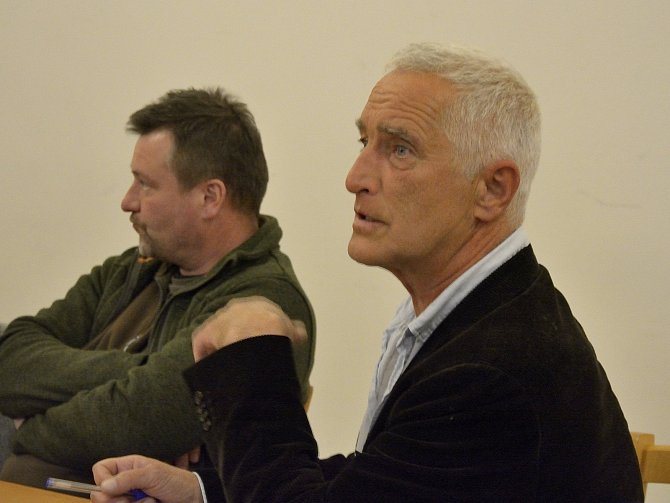 Z březnového zasedání zastupitelstva Nižboru. Na snímku vpravo herec Tomáš Hanák.