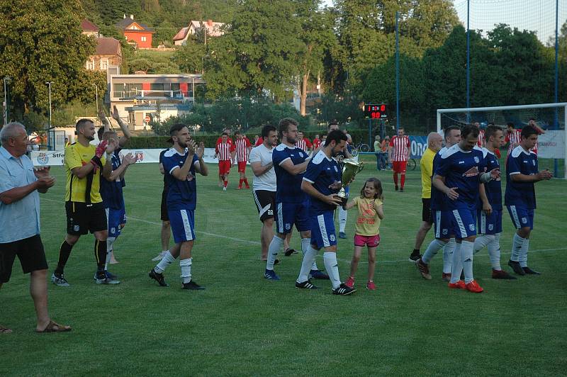 Vítězný pohár získali fotbalisté Komárova.