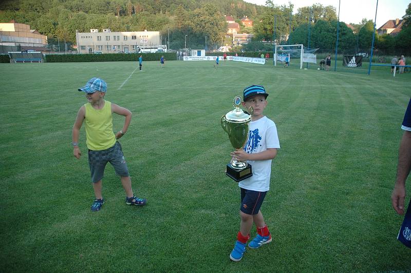 Vítězný pohár získali fotbalisté Komárova.