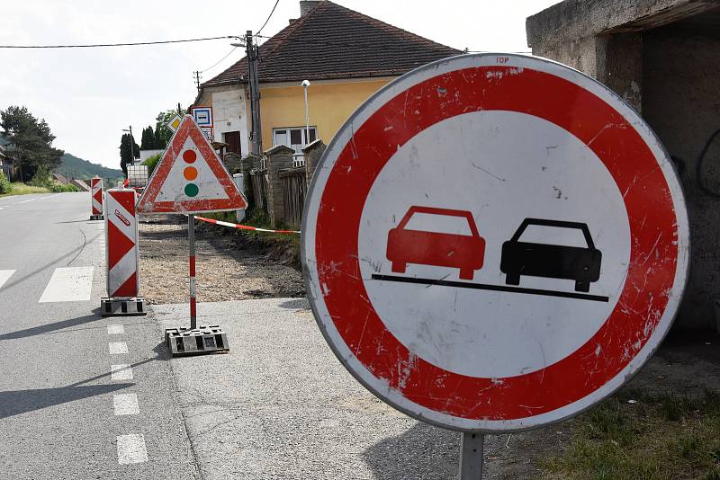 Střední Čechy (15. 6. 2018) – Dopravní značení u rekonstruovaného chodníku ve Vráži na Berounsku – směrové tabule.