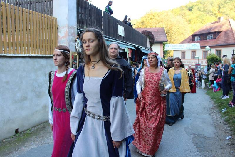 Krásné počasí a tradiční slavnosti vína přilákaly do městyse Karlštejn o víkendu tisíce lidí.