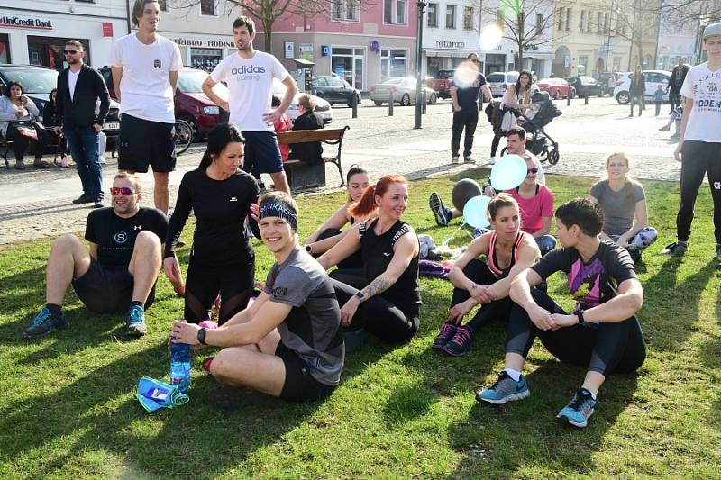 Na berounské Husovo náměstí dorazilo na největší kruhový tréning 120 cvičenců.