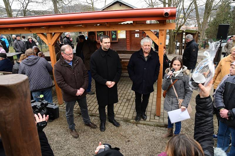 Z oslavy dvacátých narozenin medvědů Kuby a Matěje v areálu medvědária na Městské hoře v Berouně.