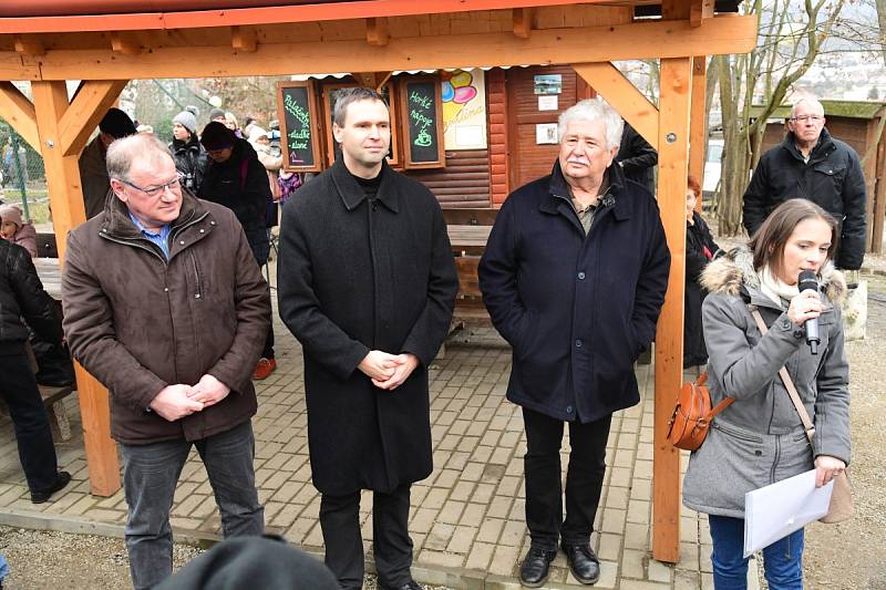 Z oslavy dvacátých narozenin medvědů Kuby a Matěje v areálu medvědária na Městské hoře v Berouně.