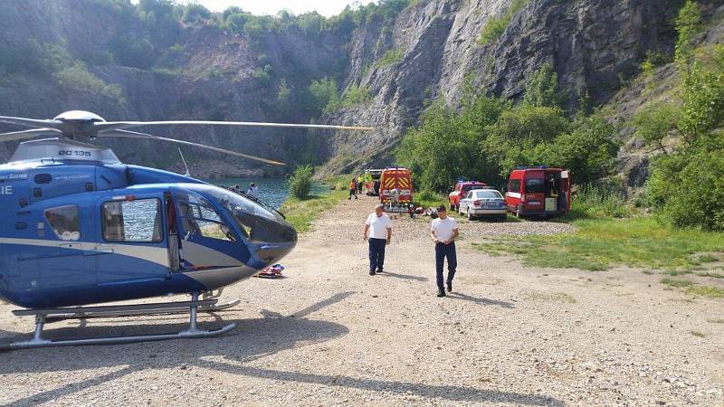 Turistka se chtěla vykoupat v jezeře na dně lomu, a to i přesto, že je to zakázané.