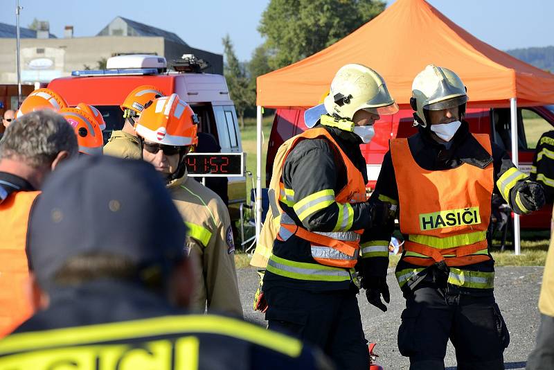 Z Velké ceny Hořovic, hasičské soutěže ve vyprošťování osob z havarovaných vozidel na letišti Tlustice.